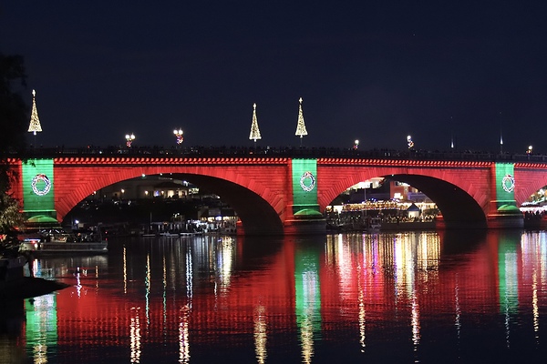 London Bridge Christmas Vibes Print