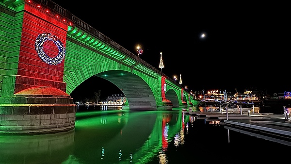 Christmas at London Bridge -1 by Leslie Affeldt Photography